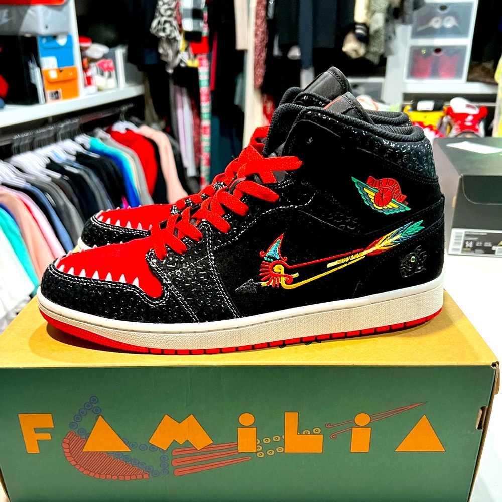 Super rare. Siempre familia Jordan 1. Aztec edition. I wore for 4 hours.flawless